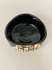 茶道具】 茶碗 黒織部 沓形 「わらや」写 *佐々木二郎* 織部焼*五島美術館