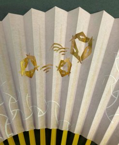 画像2: 【在庫限り】【茶道具】扇子　6.5寸　黒塗　　花押鱗鶴　　　*即中斎好写*　　 (2)