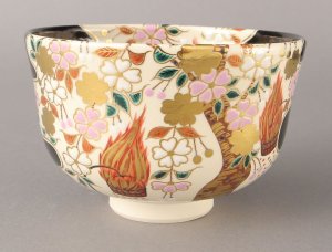 画像1: 【在庫1点限り】【茶道具】黒釉　枝垂桜　かがり火図　茶碗　　　　　*壷屋 浪江*　　 (1)