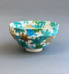 画像1: 【茶道具】白交趾　青楓流水図　茶碗　　　　　　*利昇窯*　　 (1)