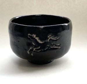画像1: 【茶道具】黒楽　午　茶碗　　　　*馬*午*干支*　 (1)