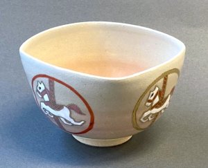 画像1: 【茶道具】四方　丸紋　回転木馬　茶碗　　　　　*馬*午*干支　 (1)