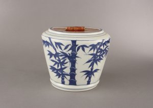 画像1: 【お取り寄せ商品】染付　竹図　水指（赤地　金襴手蓋）　　　　　　　　　　*手塚祥堂* (1)