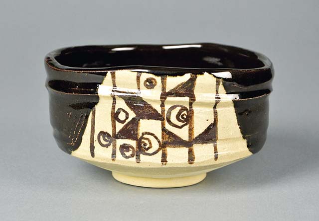 黒織部三角菓子鉢  江戸時代  茶道具